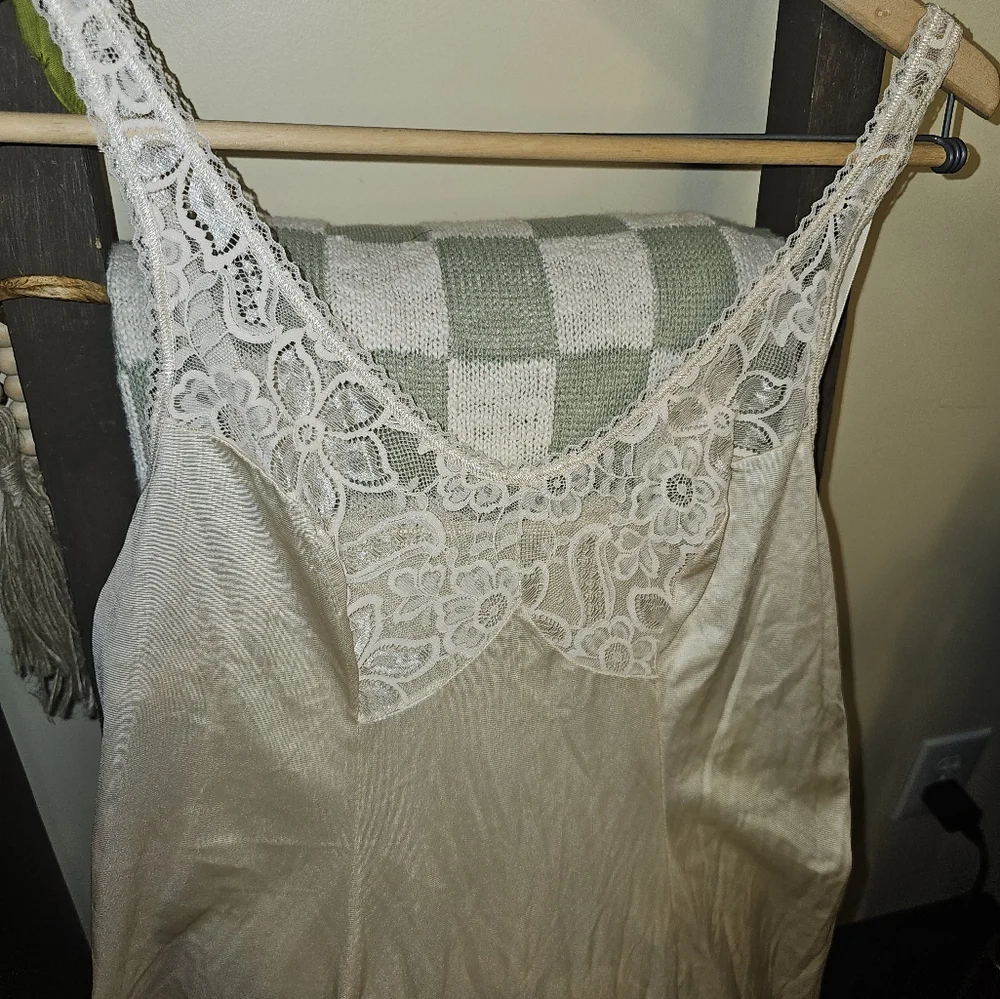 Vintage Bali Lace Trim‎ Full Slip Silky Chemise Ladies Sz 36 Nylon Ivory USA